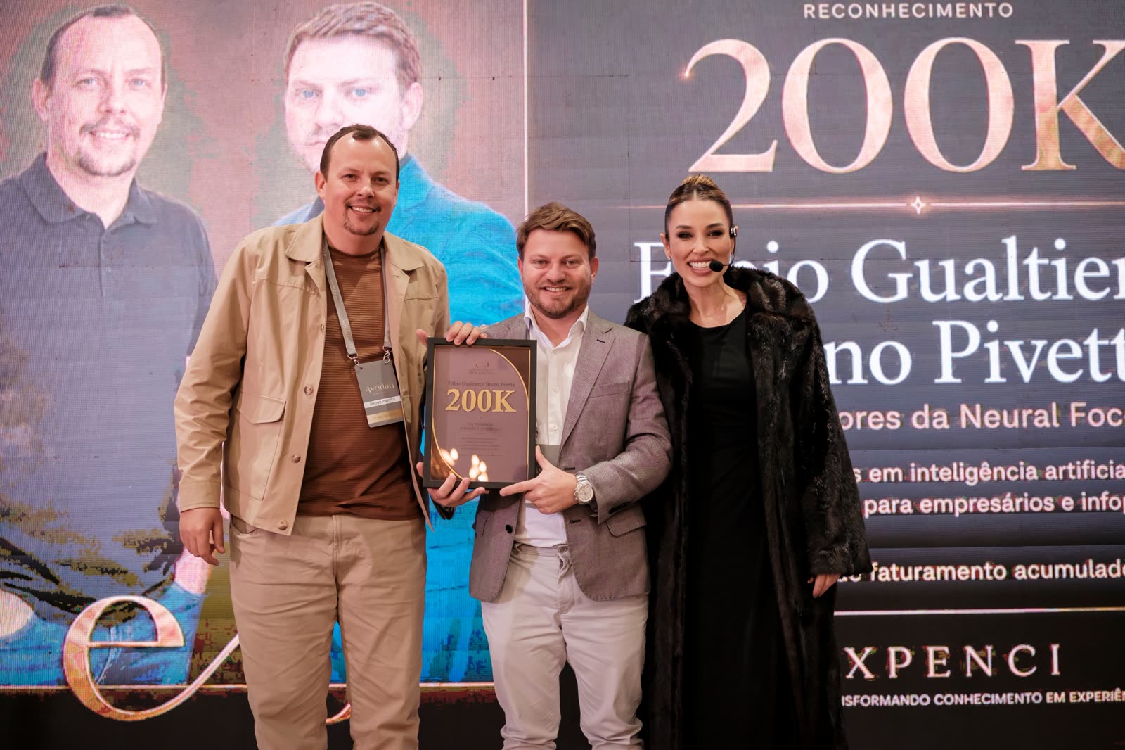 Fábio Gualtieri e Bruno Pivetta recebendo o reconhecimento de 200K com a Fernanda