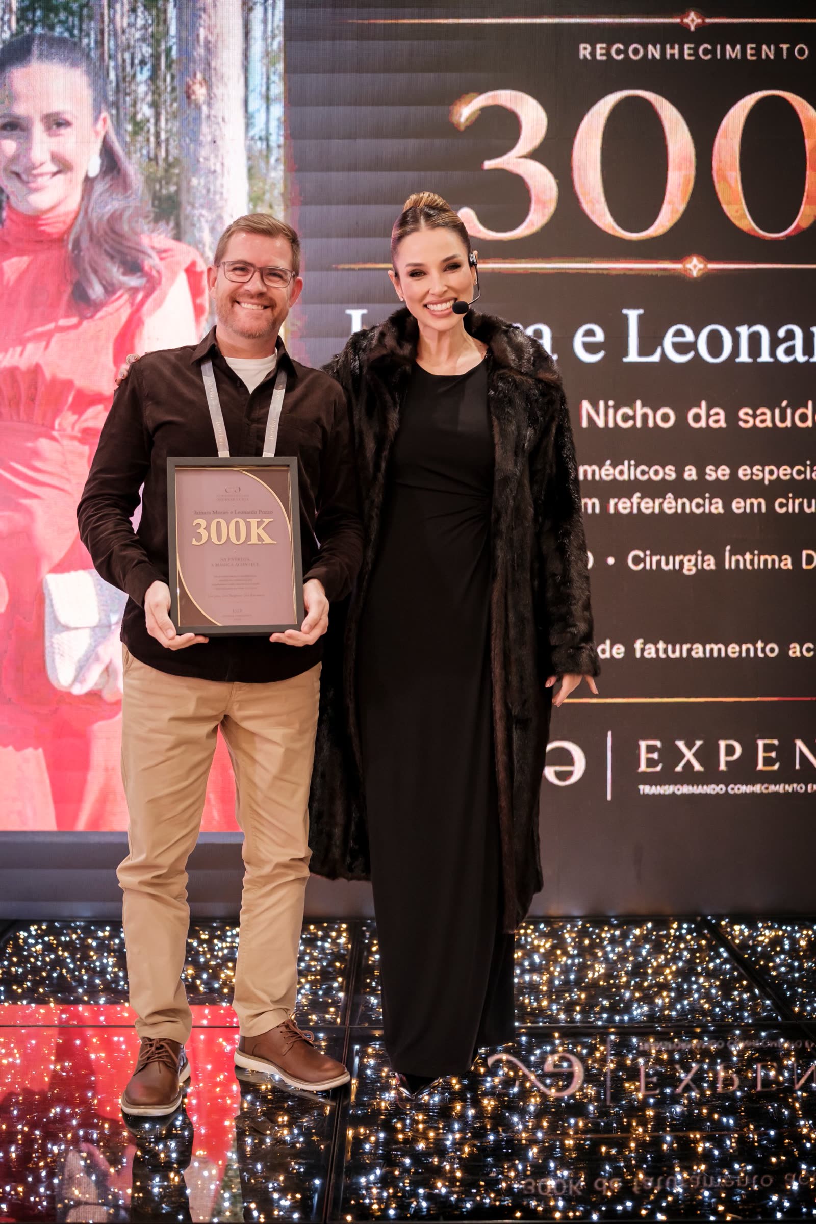 Reconhecimento de 300K com a Fernanda no palco