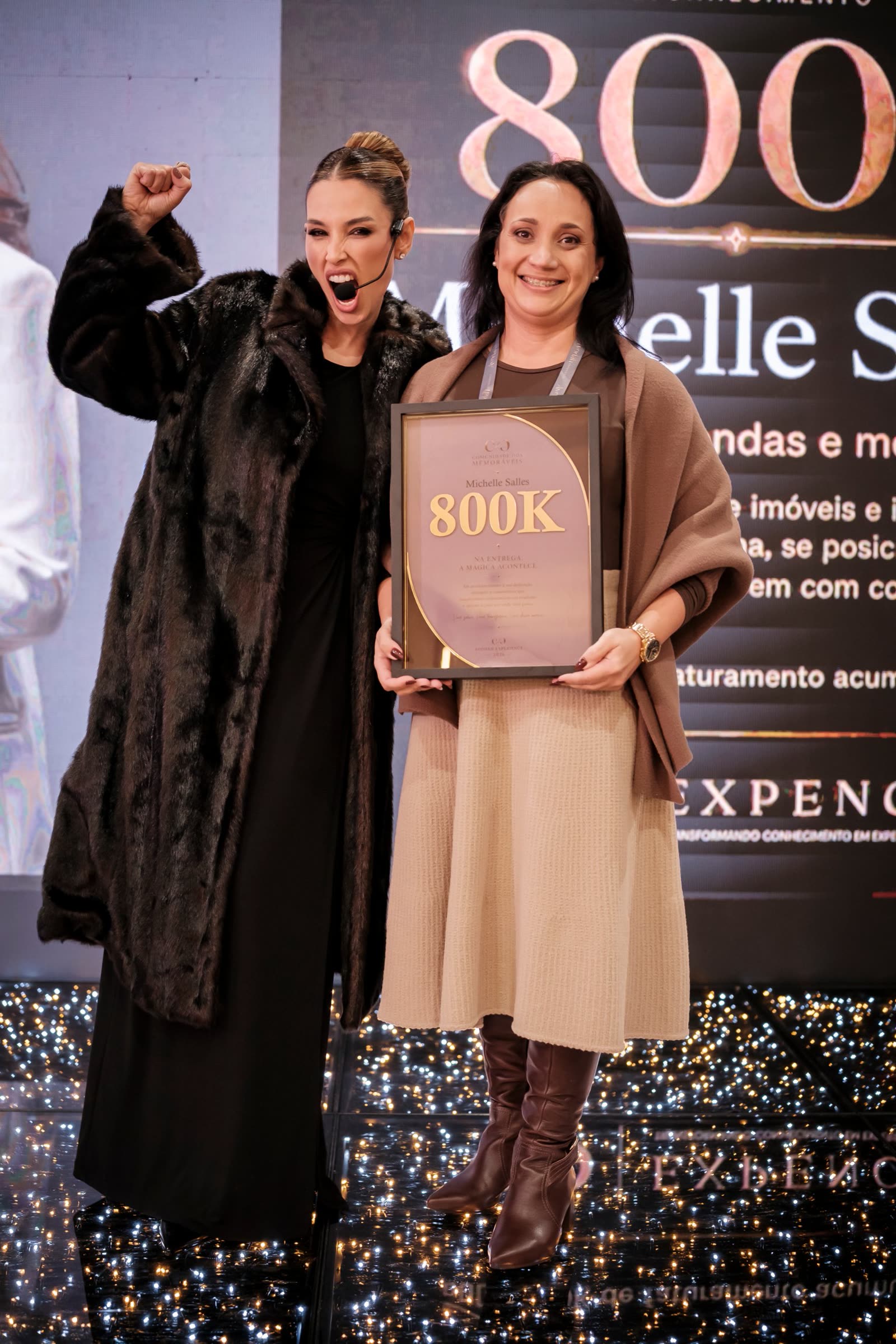 Michelle Salles recebendo o reconhecimento de 800K com a Fernanda